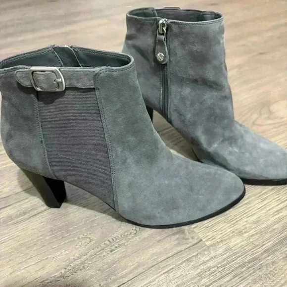 Isaac Mizrahi Ankle Boot Womens Size 8.5 US Gray Faux Suede Bootie Size Zip - Picture 1 of 8